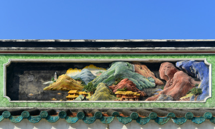 中国广东深圳下沙黄氏宗祠正脊灰塑岭南山水