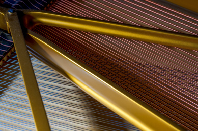 一架顶级大三角钢琴的内部琴弦结构特写