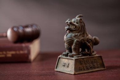 桌面上的中国传统法兽獬豸特写