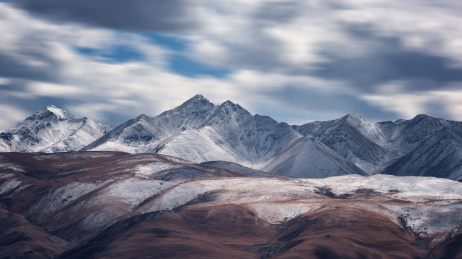中国青藏线可可西里的雪山，湖泊风光