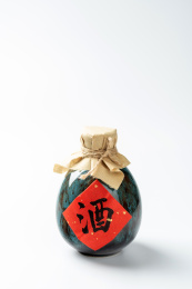 一壶酒特写酒壶酒杯白色背景