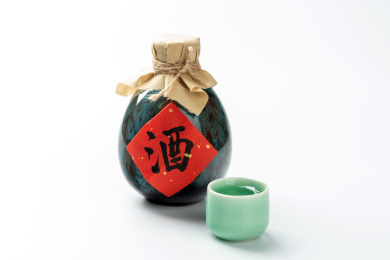 一壶酒特写酒壶酒杯白色背景