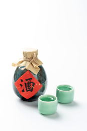 一壶酒特写酒壶酒杯白色背景