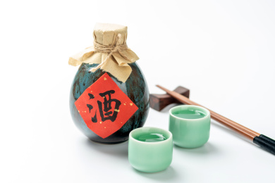 一壶酒特写酒壶酒杯白色背景