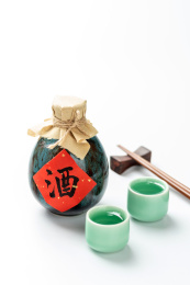 一壶酒特写酒壶酒杯白色背景