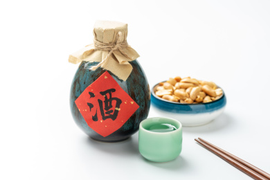 一壶酒特写酒壶酒杯白色背景