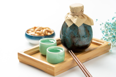 一壶酒特写酒壶酒杯白色背景