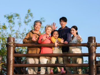 快乐的五口之家在户外合影