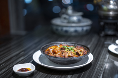 餐桌上的广式猪肠粉