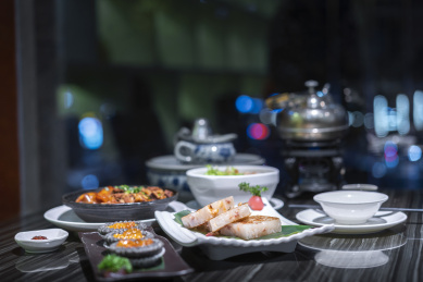 餐桌上各式各样的港式点心