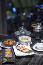 餐桌上各式各样的港式点心