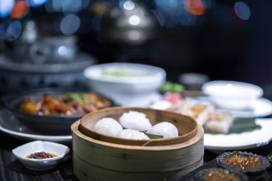 餐桌上各式各样的港式点心