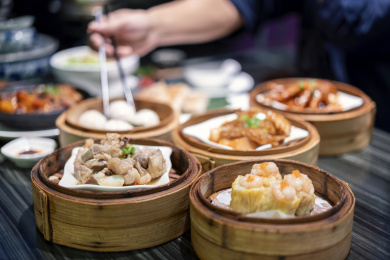 餐桌上各式各样的港式点心