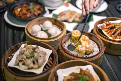 餐桌上各式各样的港式点心