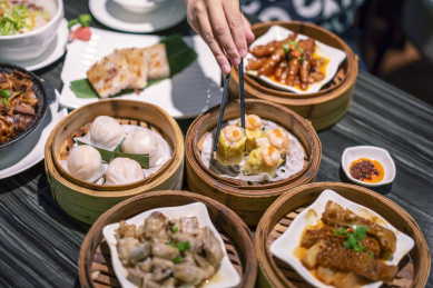 餐桌上各式各样的港式点心