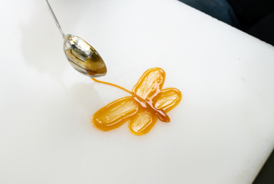 正在制作的中国传统民间手工艺糖画蜻蜓