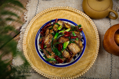 家常菜青蒜苗炒盐煎肉