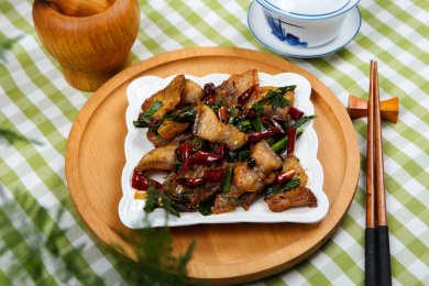 家常菜青蒜苗炒盐煎肉