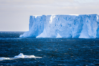 南极圈内的巨型冰架