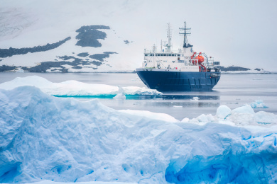 停泊在南极海湾内的极地邮轮