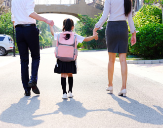 年轻父母送孩子上学