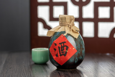 酒壶酒坛酒杯特写木桌面窗棂影