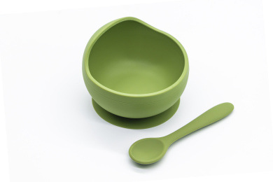 白色背景上的各色婴幼儿用硅胶餐具碗与勺