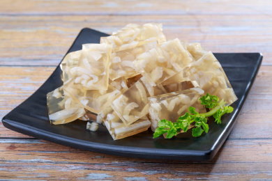 黑色盘子里的中式菜肴猪皮冻