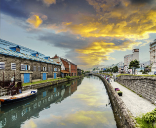 夕阳下日本北海道小樽运河风光