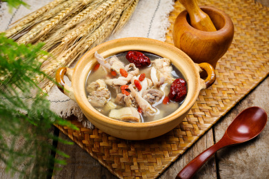 传统美食炖汤猪肚包鸡