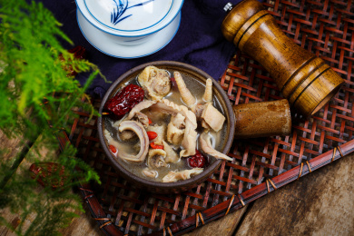 美味滋补特色菜猪肚煲鸡