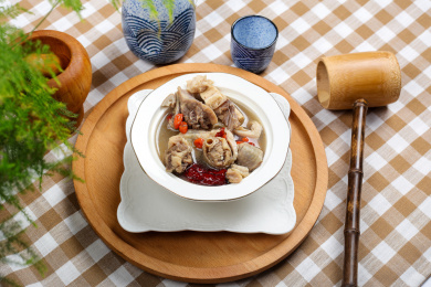 传统美食炖汤猪肚包鸡