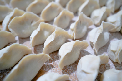 放在木板上的白色蔬菜饺子