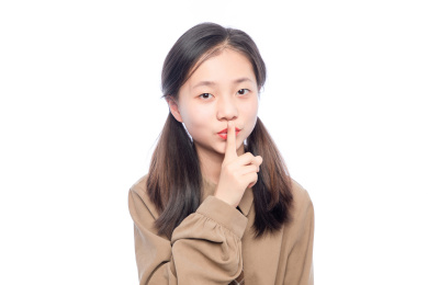 白色背景里，穿着校服的亚洲小女孩