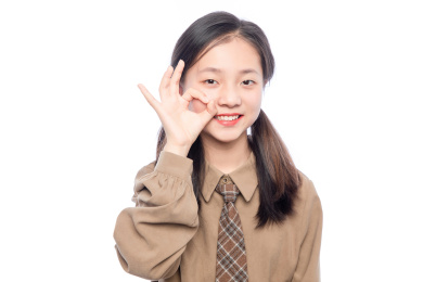 白色背景里，穿着校服的亚洲小女孩
