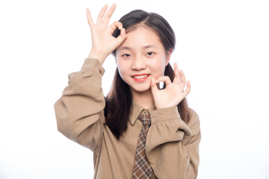 白色背景里，穿着校服的亚洲小女孩