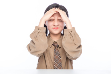 白色背景里，正在做眼保健操的亚洲小女孩