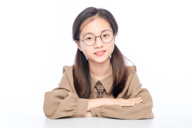 白色背景里，带着眼睛的亚洲小女孩
