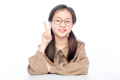 白色背景里，带着眼睛的亚洲小女孩