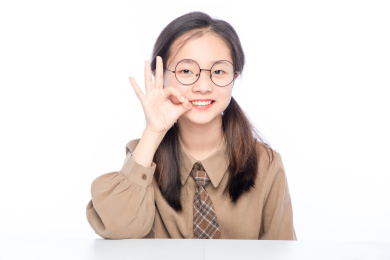 白色背景里，带着眼睛的亚洲小女孩