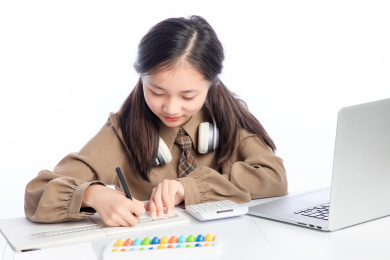 白色背景里，正在接受在线教育的亚洲小女孩