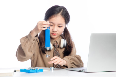 白色背景里，正在接受在线教育的亚洲小女孩