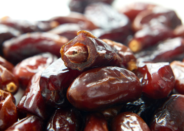 白色背景上的新疆椰枣