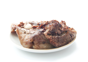 白色背景上摆放的卤猪头肉