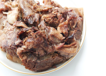 白色背景上摆放的卤猪头肉