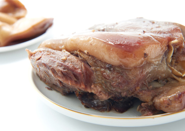 白色背景上摆放的卤猪头肉