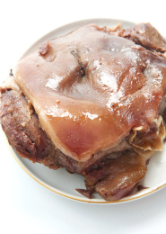 白色背景上摆放的卤猪头肉