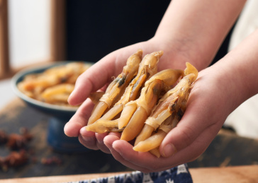 深色背景上摆放的野生蛏子干