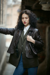 老旧城区里穿着复古港风的美丽清纯少女