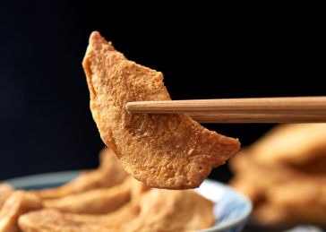 木纹背景上摆放的酥脆猪油渣脂渣